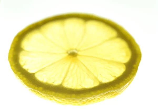 Skivade Citrusfrukter Mot Vit Bakgrund Isolerad Med Utrymme För Text — Stockfoto