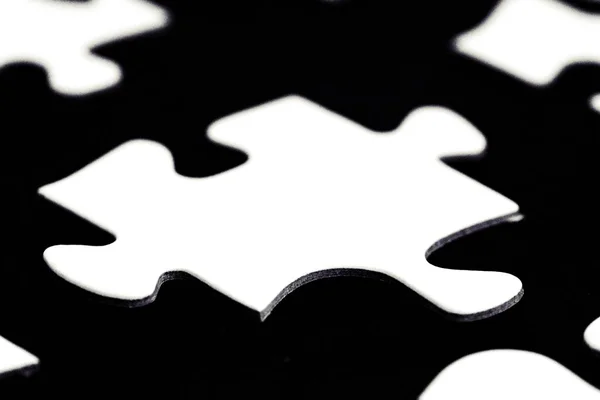 Pièces Puzzle Blanc Sur Fond Noir Avec Une Certaine Distance — Photo