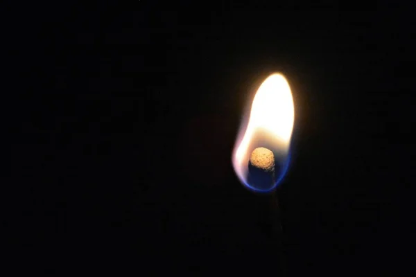 Una Sola Cerilla Arde Muy Lentamente Oscuridad Noche Fuma Ligeramente — Foto de Stock