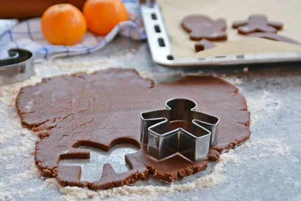 Ev yapımı hamur dışarı çeşitli şekillerde Noel için Gingerbread fırında 