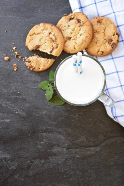 Ein Glas Milch Mit Einem Blau Gepunkteten Stroh Steht Auf — Stockfoto