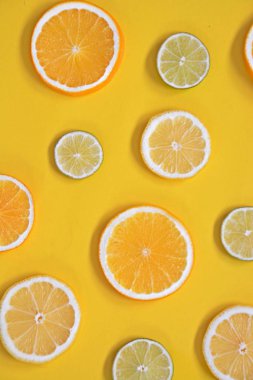 turuncu, limon ve limon gibi narenciye, tek renkli arka planda dilimlenmiş limon, Limes ve portakal renkli bir arka plan