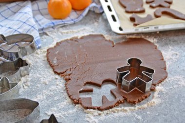 Ev yapımı hamur dışarı çeşitli şekillerde Noel için Gingerbread fırında 