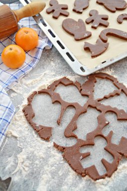 Ev yapımı hamur dışarı çeşitli şekillerde Noel için Gingerbread fırında 