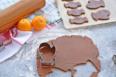 Ev yapımı hamur dışarı çeşitli şekillerde Noel için Gingerbread fırında 
