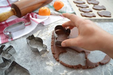 Ev yapımı hamur dışarı çeşitli şekillerde Noel için Gingerbread fırında 