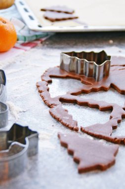 Ev yapımı hamur dışarı çeşitli şekillerde Noel için Gingerbread fırında 