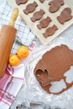 Ev yapımı hamur dışarı çeşitli şekillerde Noel için Gingerbread fırında 