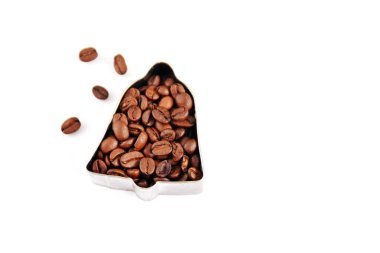 Metin veya diğer unsurlar için yer ile beyaz bir arka plan önünde kahve çekirdekleri ile dolu çerezleri için bir çerez kesici - noel şekli ve kahve çekirdekleri ile kavram 