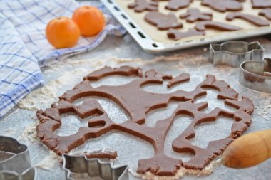 Ev yapımı hamur dışarı çeşitli şekillerde Noel için Gingerbread fırında 