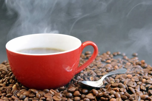 Ceașcă Cafea Caldă Proaspătă Lingură Lângă Picioare Grămadă Boabe Cafea — Fotografie, imagine de stoc