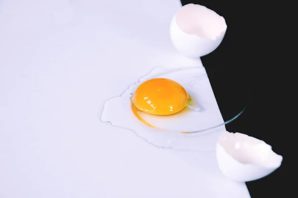 Відкрите Яйце Неушкодженим Яєчним Жовтком Оточене Яєчними Білками Лежить Напівчорному — стокове фото