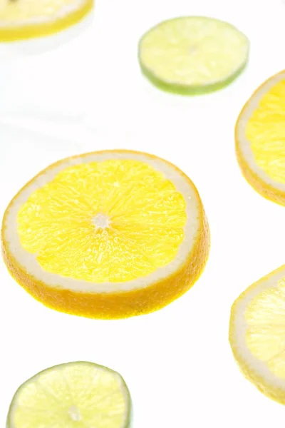 Szeletelt Citrusfélék Fehér Háttérrel Szövegből Vagy Elemből Elkülönített Hellyel — Stock Fotó