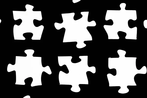 黑色背景的白色拼图 各个部分之间有一定距离 带有拼图的大型整体的子步骤或子元素的概念 — 图库照片