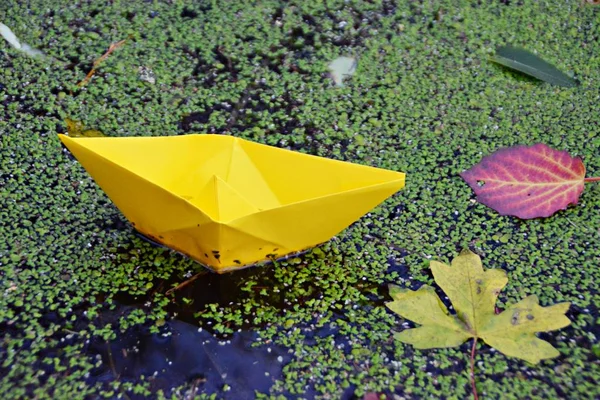 Een Zelfgevouwen Papier Boot Zweeft Grond Herfst Een Plas Geaccumuleerd — Stockfoto