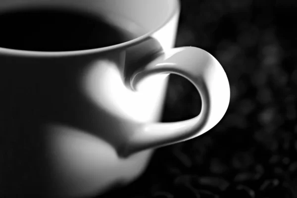 커피에 사랑을 묘사한 그림자가 미니멀한 손잡이 그림자와 원두위에 그림자 하트처럼 — 스톡 사진