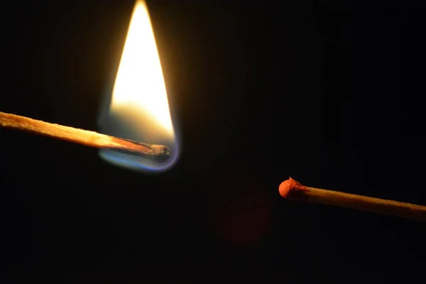 Płonące Dopasowanie Zapala Nienaruszony Mecz Ciemnym Tle Koncepcja Zapalania Pasji — Zdjęcie stockowe