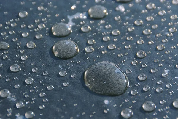 Krople Wody Zbierać Folię Plastikową Deszczu Odzwierciedlają Słońce Świeci Deszczu — Zdjęcie stockowe