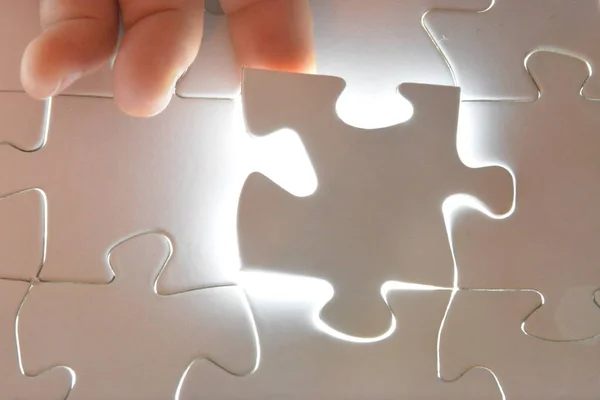 Nahaufnahme Einer Hand Die Ein Weißes Puzzleteil Einem Gesamtpuzzle Zusammenfügt — Stockfoto