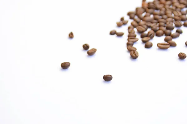 Ziarna Kawy Leżą Białej Powierzchni Wystają Obraz Białe Tło Ziaren — Zdjęcie stockowe