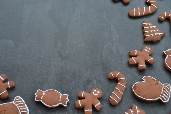 Selbst Gebackene Lebkuchen Verschiedenen Formen Und Mit Weißer Zuckermasse Verziert — Stockfoto