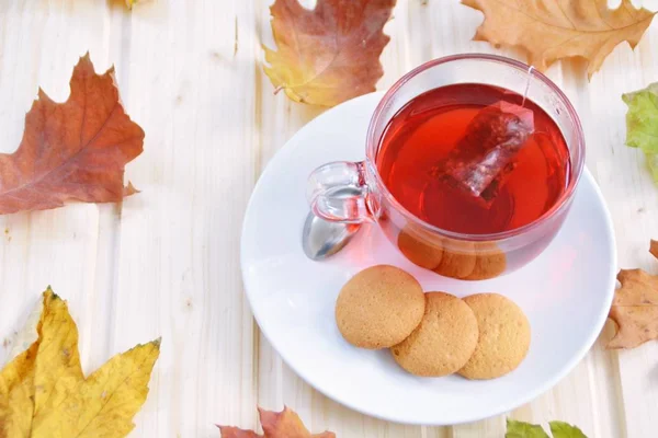 Ustawienie Autumnal Herbatą Ciemnym Tle Teabag Herbaty Owocowe Pływające Szklance — Zdjęcie stockowe