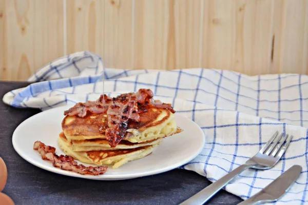 Pfannkuchen Mit Bananen Und Schokoladensauce Auf Einem Schwarzen Tisch Mit — Stockfoto