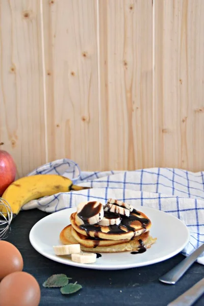 Pfannkuchen Mit Bananen Und Schokoladensauce Auf Einem Schwarzen Tisch Mit — Stockfoto