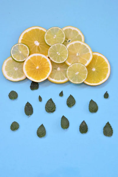 Cloud Készült Szelet Citrom Lime Narancs Egy Zápor Mentalevél Koncepció — Stock Fotó