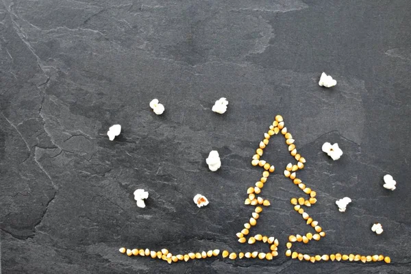 Popcorn Corn Vormt Een Kerstboom Een Donkere Achtergrond Met Popcorn — Stockfoto