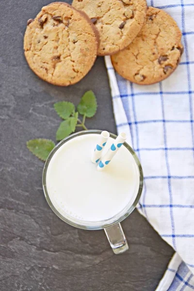 Ein Glas Milch Mit Einem Blau Gepunkteten Stroh Steht Auf — Stockfoto