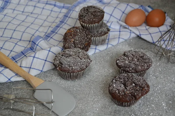 Domácí Čokoládový Muffiny Mramorové Pozadí Koncepce Čokoládovými Slizemi Kuchyňskými Náčiní — Stock fotografie