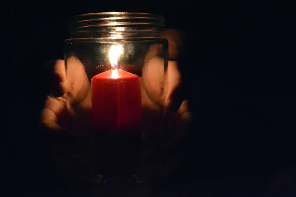 Nahaufnahme Der Hände Mit Roter Kerze Glas — Stockfoto