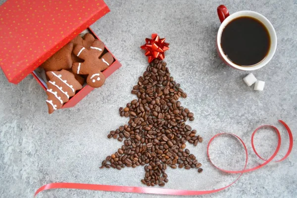 Los Granos Café Forma Árbol Navidad Encuentran Una Superficie Mármol — Foto de Stock