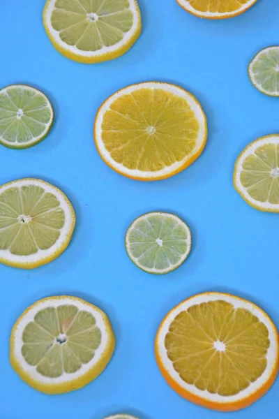 Zitrusfrüchte Wie Orange Limette Und Zitronen Auf Einfarbigem Hintergrund Geschnittene — Stockfoto