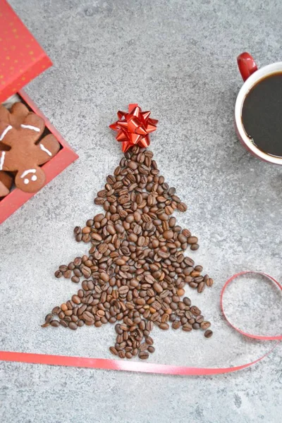 Los Granos Café Forma Árbol Navidad Encuentran Una Superficie Mármol — Foto de Stock