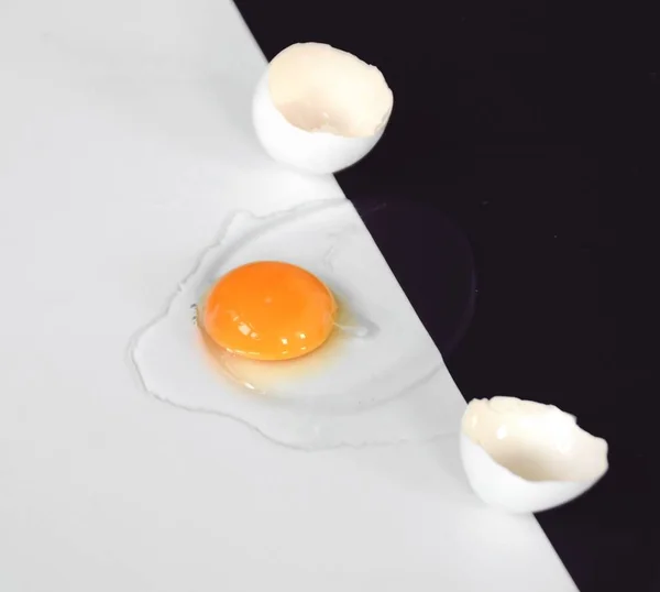 Відкрите Яйце Неушкодженим Яєчним Жовтком Оточене Яєчними Білками Лежить Напівчорному — стокове фото