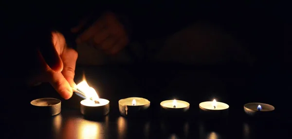 Acender Uma Linha Velas Escuro Com Fósforo Acender Vela Uma — Fotografia de Stock