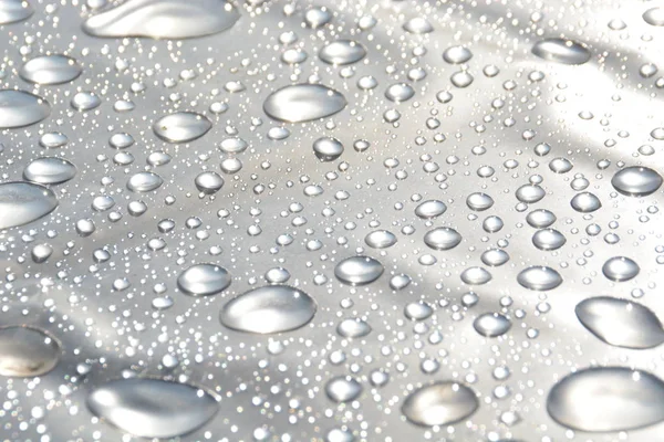 雨后收集的水滴在塑料包装上 反射雨后阳光照射 雨滴和太阳的自然发挥 — 图库照片