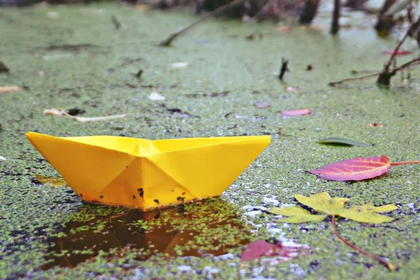 Een Zelfgevouwen Papier Boot Zweeft Grond Herfst Een Plas Geaccumuleerd — Stockfoto