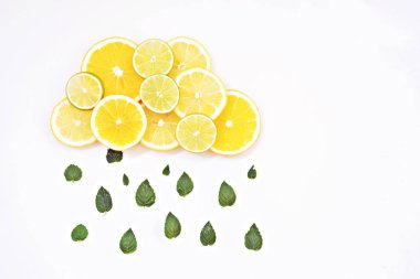 limon, Limes ve portakal dilimleri ve nane yaprakları yapılmış bir yağmur duş ile bulut ve metin ve nesneler için alan ile yağmur damlaları olarak nane olarak meyve konsepti ile yapılmış bulutu