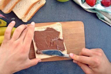 Üzerinde Marshmallow ve çilek ile biraz tost yiyin