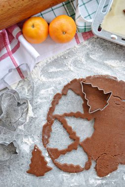 Ev yapımı hamur dışarı çeşitli şekillerde Noel için Gingerbread fırında 