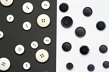 Beyaz arka planda siyah düğmeler ve siyah arka planda beyaz düğmeler ile kavram-siyah ve beyaz düğmelerle kontrastlar ve gölgeler 