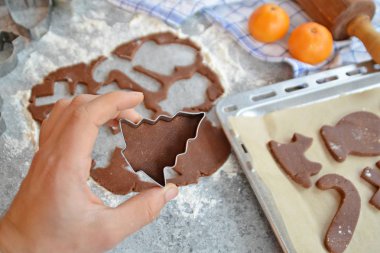 Ev yapımı hamur dışarı çeşitli şekillerde Noel için Gingerbread fırında 