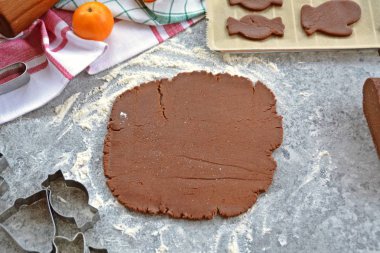Ev yapımı hamur dışarı çeşitli şekillerde Noel için Gingerbread fırında 