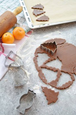 Ev yapımı hamur dışarı çeşitli şekillerde Noel için Gingerbread fırında 