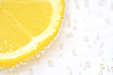 Beyaz arka planda gazlı suda bir kireç ile bir kireç kabuğu üzerinde hava kabarcıkları formu-su kireç yakın çekim