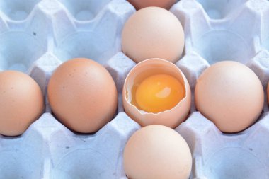 Otuzlu bir petek yumurta birkaç yumurta yatıyordu, bir açık ve yumurta sarısı görünür-bir yumurta kutunun geri kalanı farklıdır çünkü kırık-yumurta ile bireysel diyet kavramı