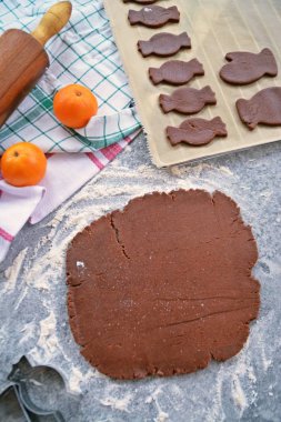 Ev yapımı hamur dışarı çeşitli şekillerde Noel için Gingerbread fırında 